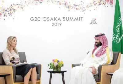 Koningin Máxima in gesprek met kroonprins Mohammad bin Salman.