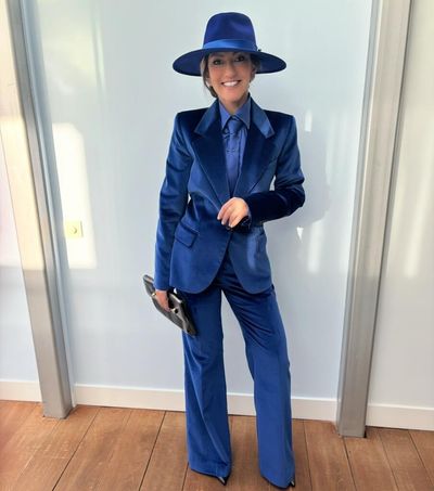 blauwe pak met hoed